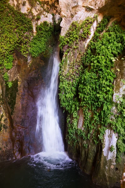 Natuurlijke grot met waterval — Stockfoto