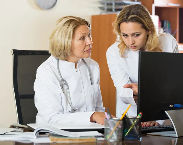 Doctors therapeutists discussing difficult case — Stock Photo, Image