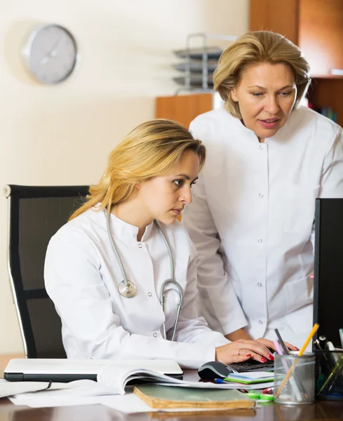 Médecins de famille thérapeutes travaillant — Photo