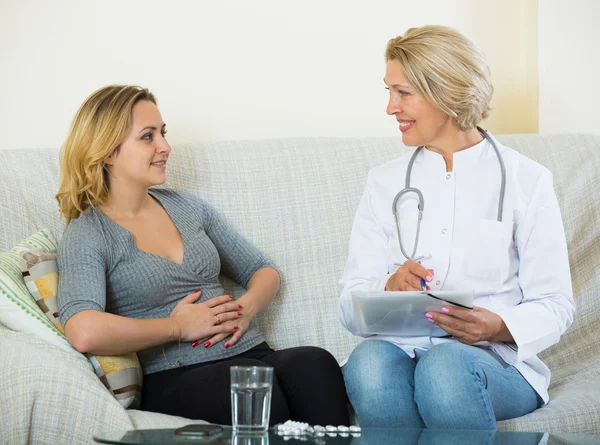 Doctor listening to female patient — Stock Photo, Image