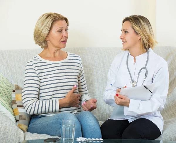 Physician visiting elderly patient — Stock Photo, Image