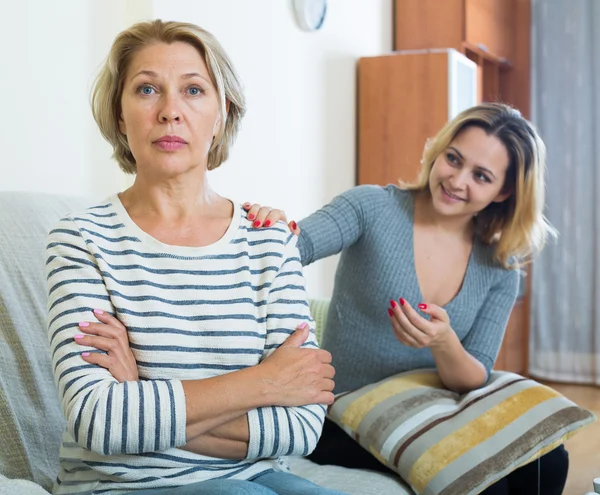 Donna chiedendo perdono alla madre anziana — Foto Stock