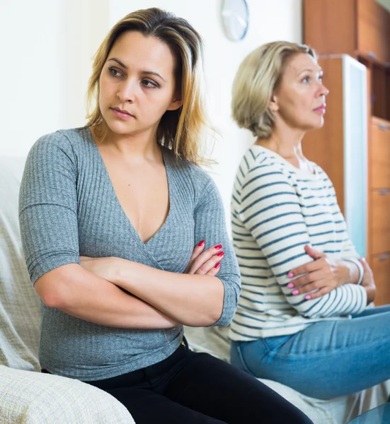 Madre e hija adulta peleando —  Fotos de Stock