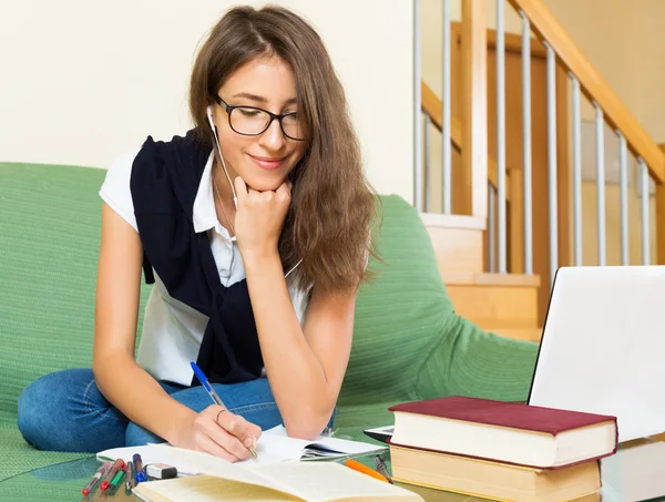 Pozytywny student studium w domu — Zdjęcie stockowe