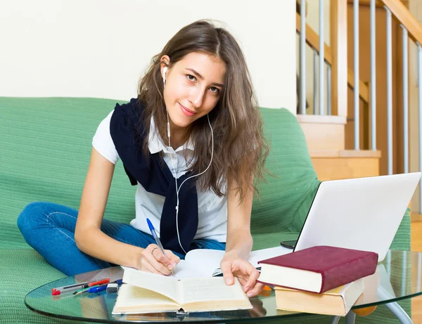 Dospívající dívka dělat domácí úkoly — Stock fotografie