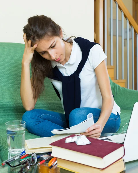 Teenager macht Hausaufgaben — Stockfoto