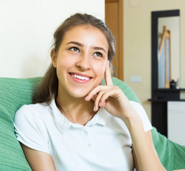 Sorrindo adolescente menina no sofá — Fotografia de Stock