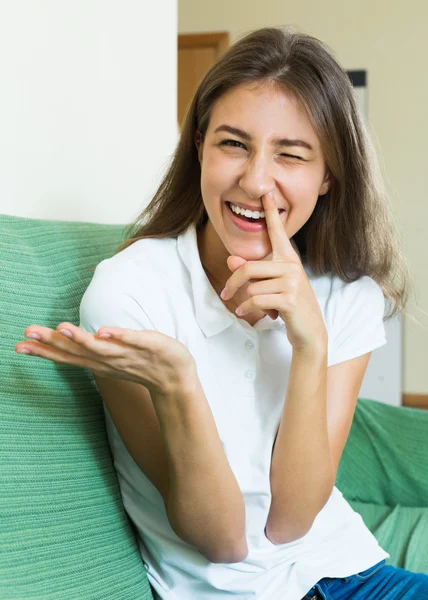 Riendo chica con el dedo en la nariz — Foto de Stock