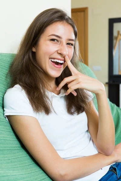 Rire fille avec doigt dans le nez — Photo