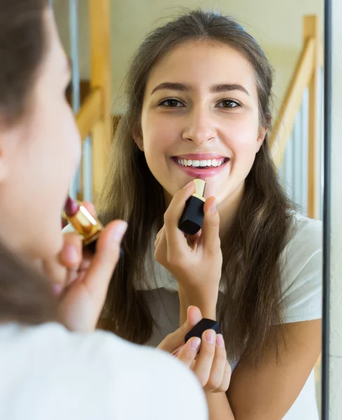 Teenager applying lipstick — Stock Photo, Image