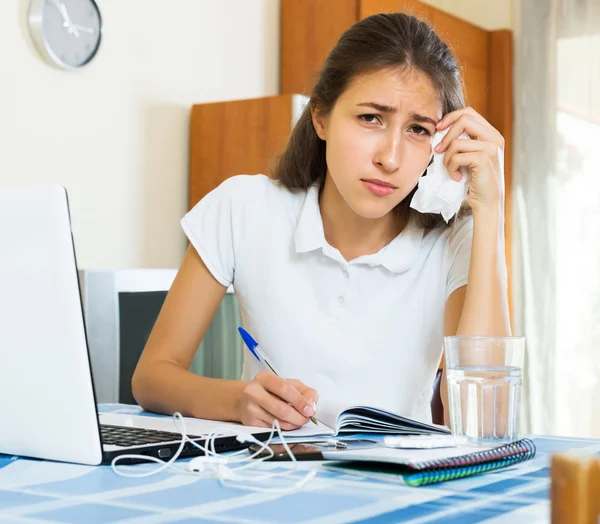 Desesperación chica estudio en casa — Foto de Stock