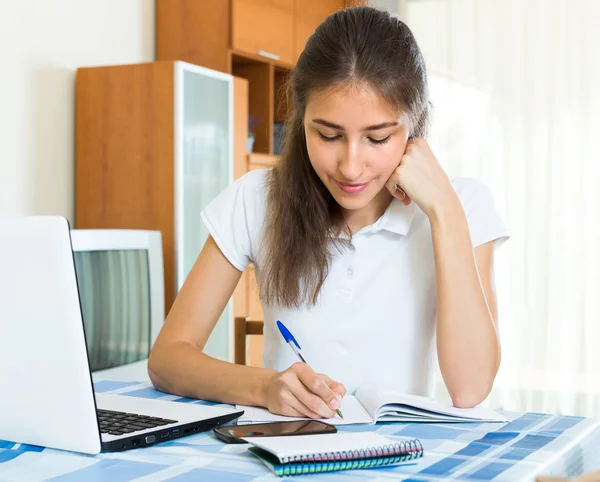 Девочка-подросток делает домашнее задание — стоковое фото