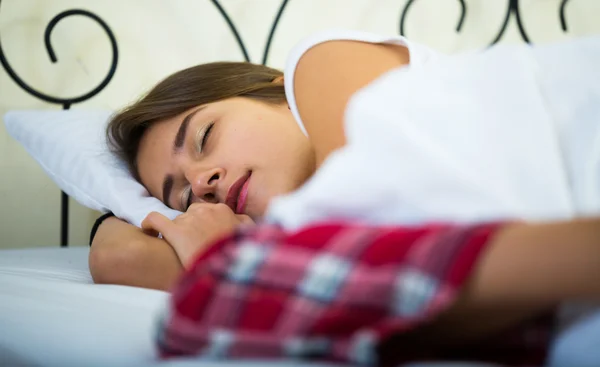 Young female lying with closed eyes — Stock Photo, Image