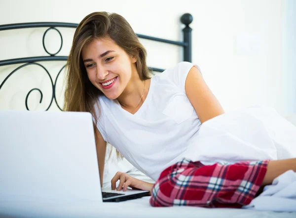 Student tjej studerar med laptop — Stockfoto