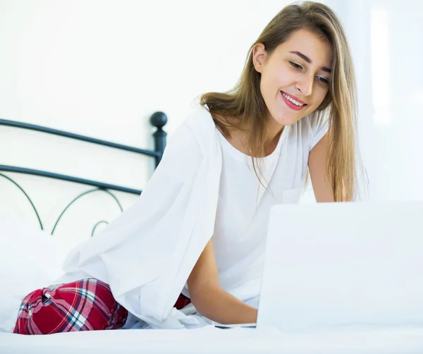 Girl studing with laptop — Stock Photo, Image