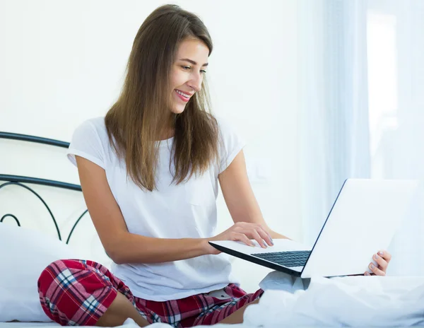 Girl studing with laptop — Stock Photo, Image