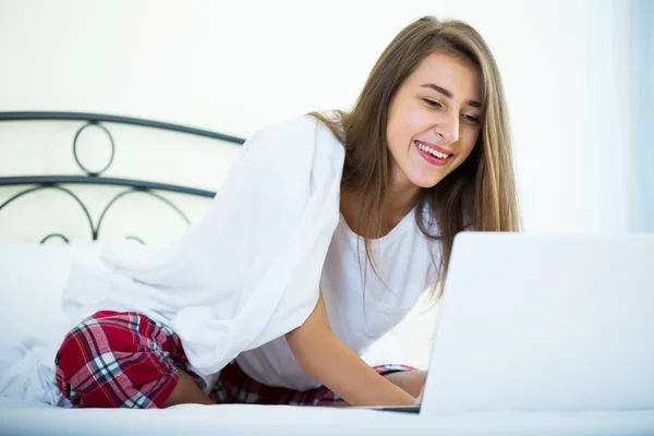 Menina estudando com laptop — Fotografia de Stock