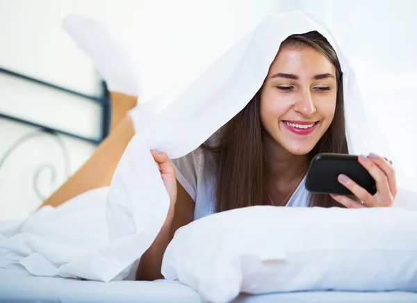 Mutlu kız SMS gönderme — Stok fotoğraf