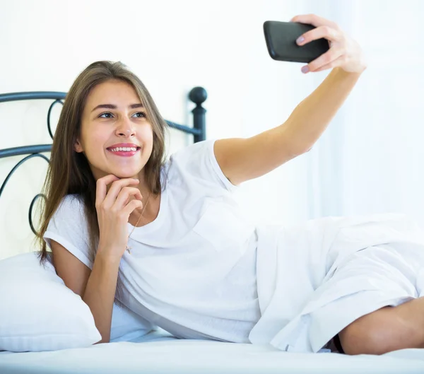 Šťastné ženy dospívající dělá selfie — Stock fotografie