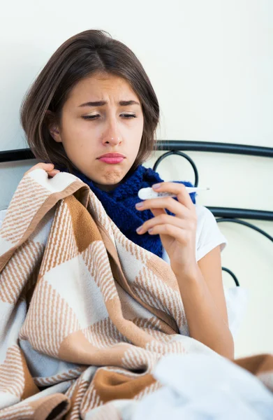 Porträt eines elenden Mädchens mit Grippe — Stockfoto