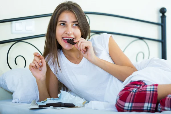 Teenage brunette enjoying chocolate — Stock Photo, Image