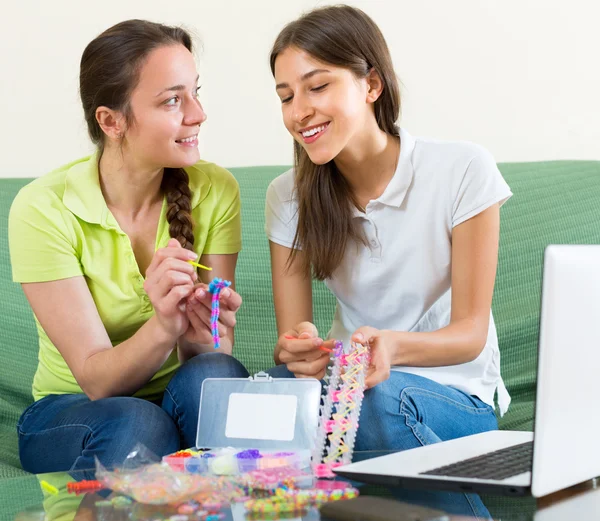 Girls making decorative bracelets — Stock Photo, Image