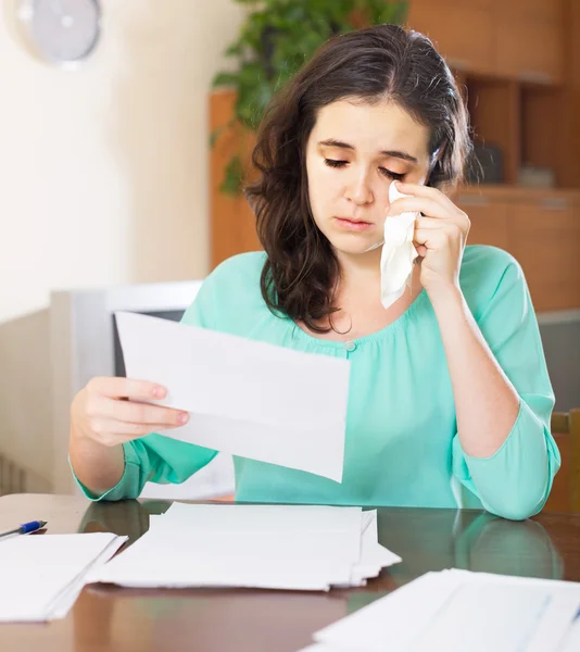 Eine Frau liest unangenehmen Brief — Stockfoto