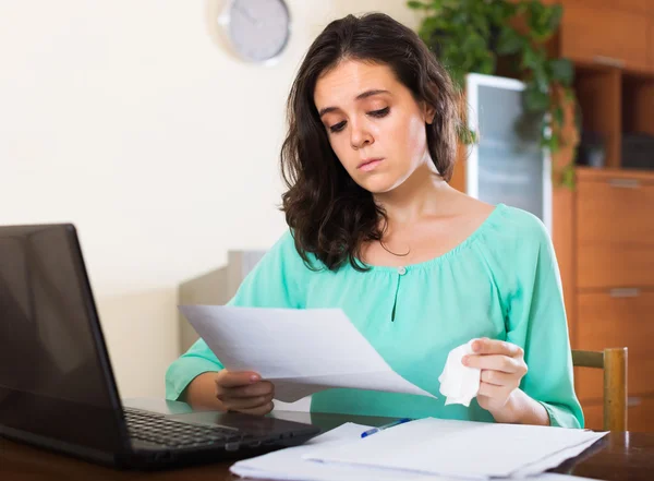 Frau sucht Dokumente mit Laptop — Stockfoto