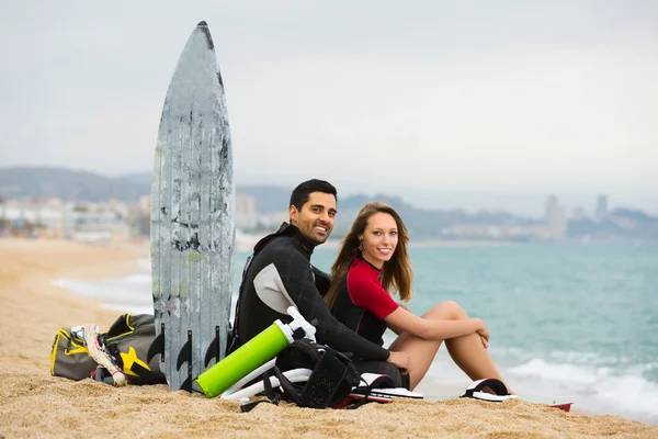 Surfistas família na praia — Fotografia de Stock