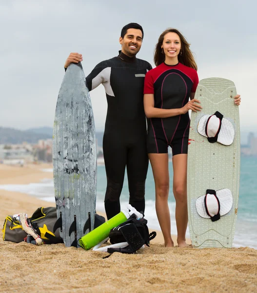 Surfistas casal na praia — Fotografia de Stock