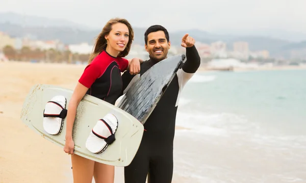 Surfistas familia en la playa —  Fotos de Stock