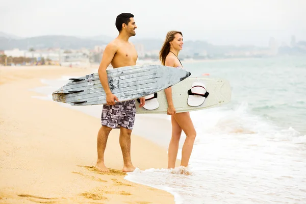 Casal feliz com pranchas de surf — Fotografia de Stock