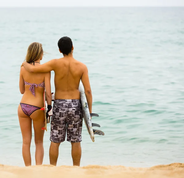 Junge Surfer Paar am Strand — Stockfoto