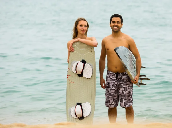 Jovens surfistas casal na praia — Fotografia de Stock