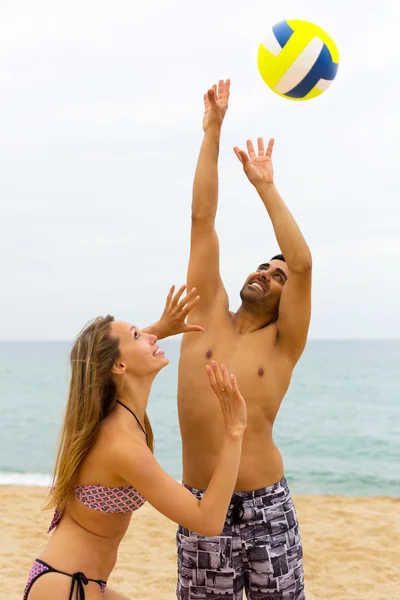 Пара грають волейбол — стокове фото