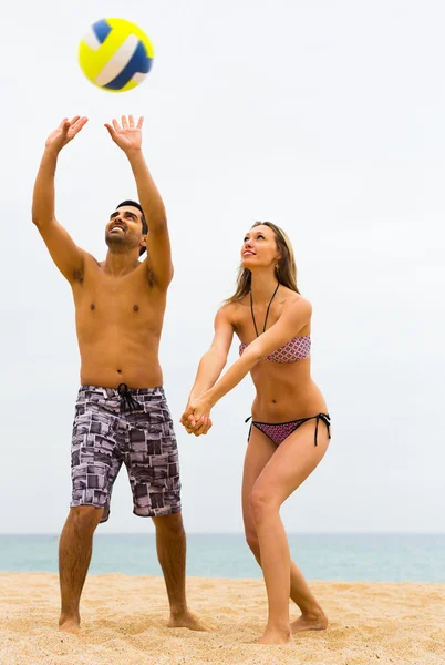 Familie spielt mit Ball am Strand — Stockfoto