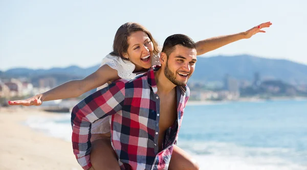 Casal feliz na praia de areia — Fotografia de Stock