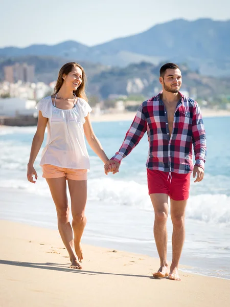 Holding hands couple on beach — Stock Photo, Image