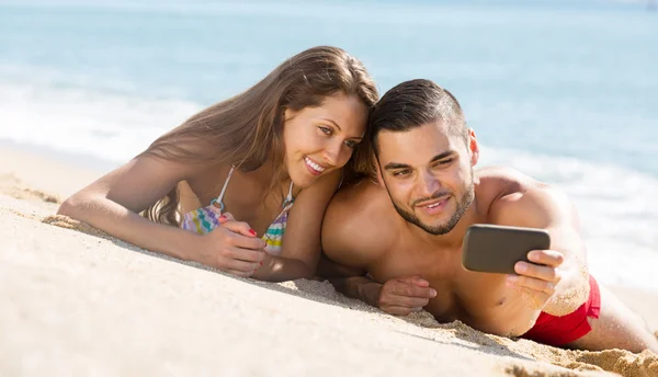 Casal relaxante na praia — Fotografia de Stock