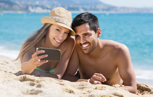 Couple relaxant sur la plage — Photo