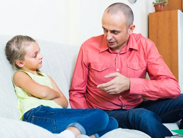 Vater rügt Tochter wegen Beleidigung — Stockfoto