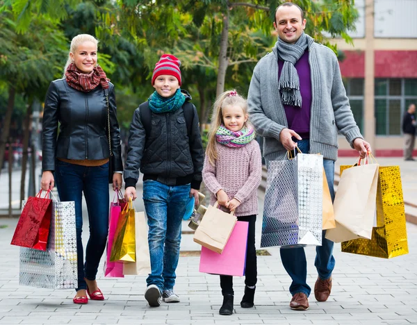 Couple with kids on city street — Stock Photo, Image