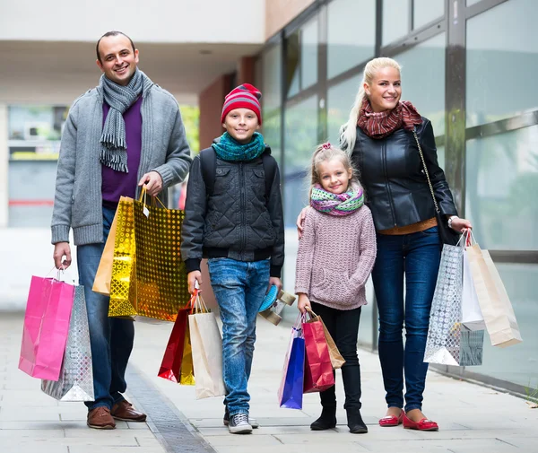 Padres con niños comprando en la ciudad —  Fotos de Stock