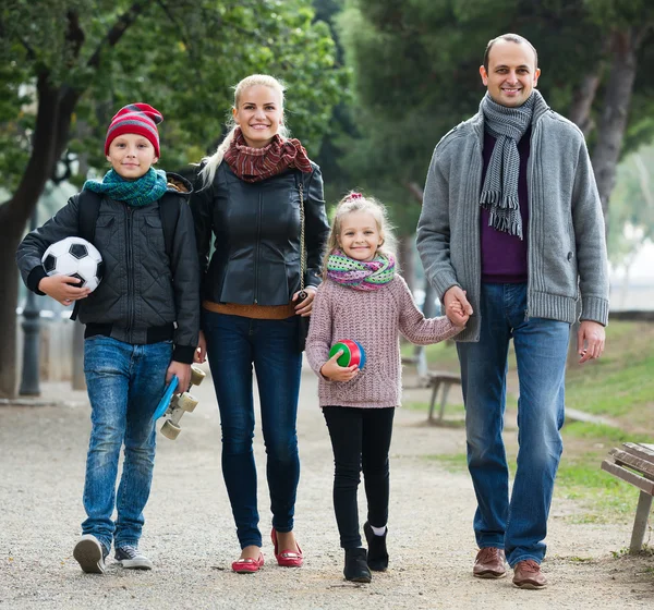 Sposi con bambini in posa nel parco autunnale — Foto Stock