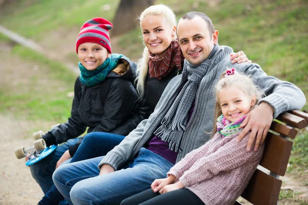 Makar med barn poserar i höst park — Stockfoto