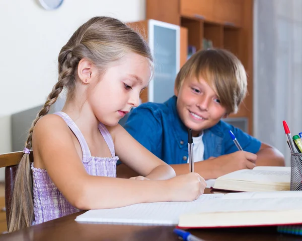 屋内の書籍で勉強している子供 — ストック写真