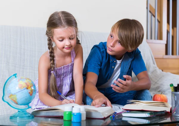 Niños estudiando con libros en interiores — Foto de Stock