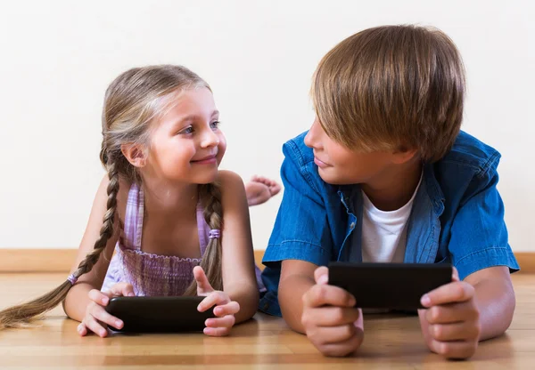 Kinderen spelen in mobiele telefoons — Stockfoto