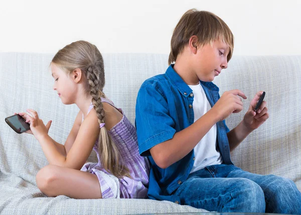 Niños con smartphones en interiores —  Fotos de Stock