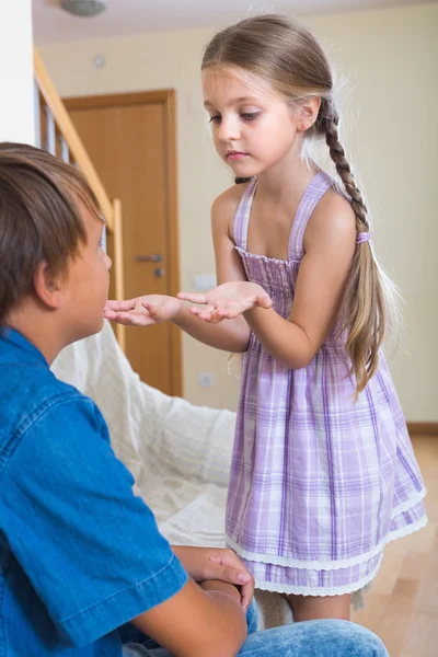 Children having conflict at home — Stock Photo, Image